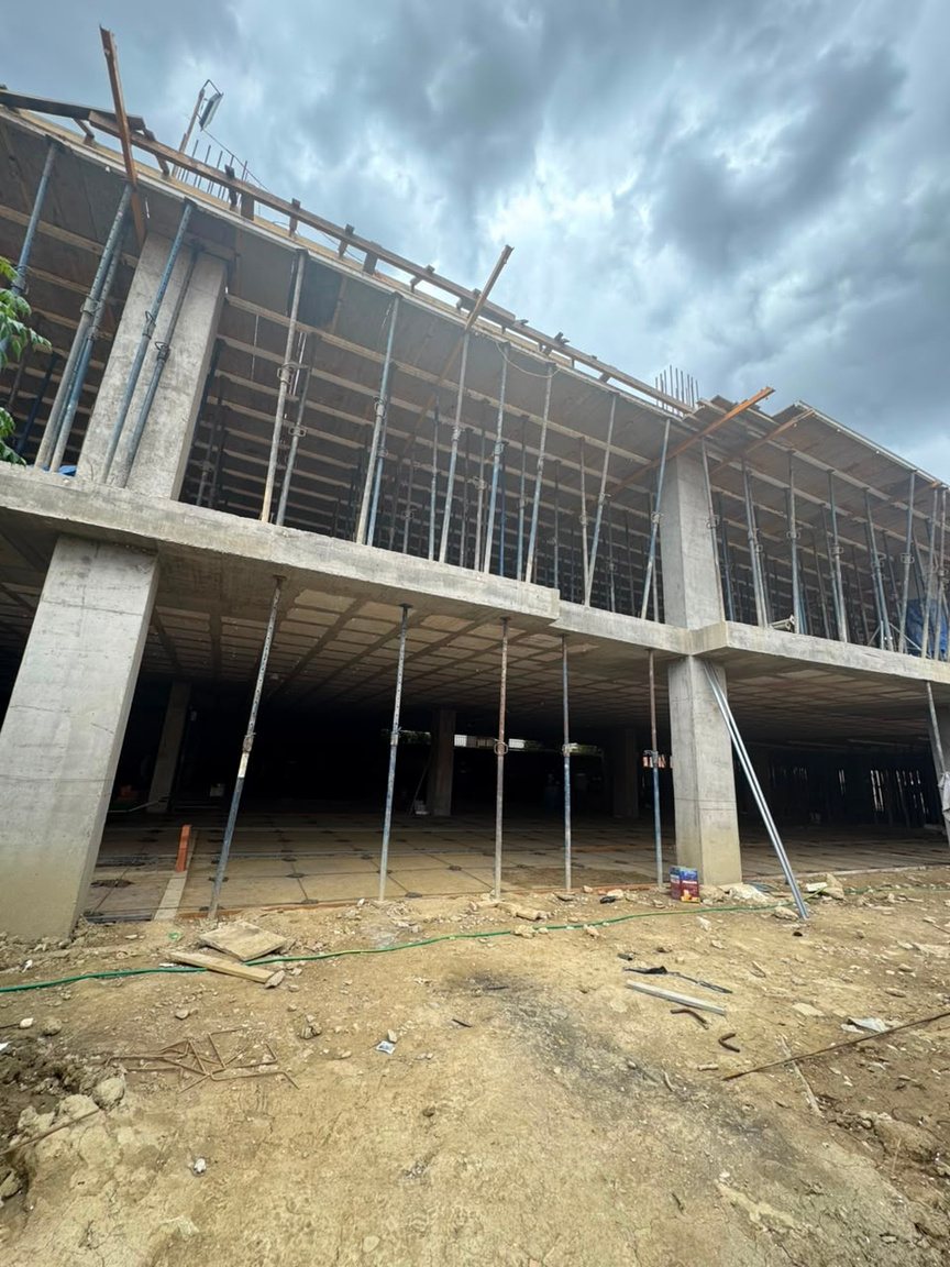 Estructura de hormigón de edificio comercial