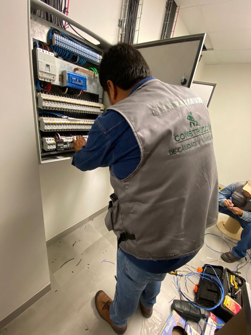 Instalación de tablero eléctrico por personal de Olardu