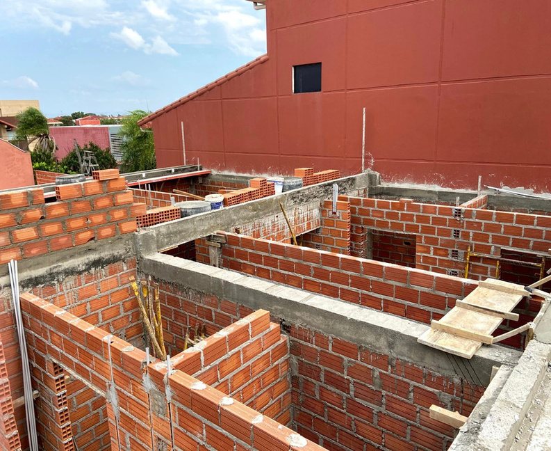 Muros de ladrillo levantados sobre cimientos