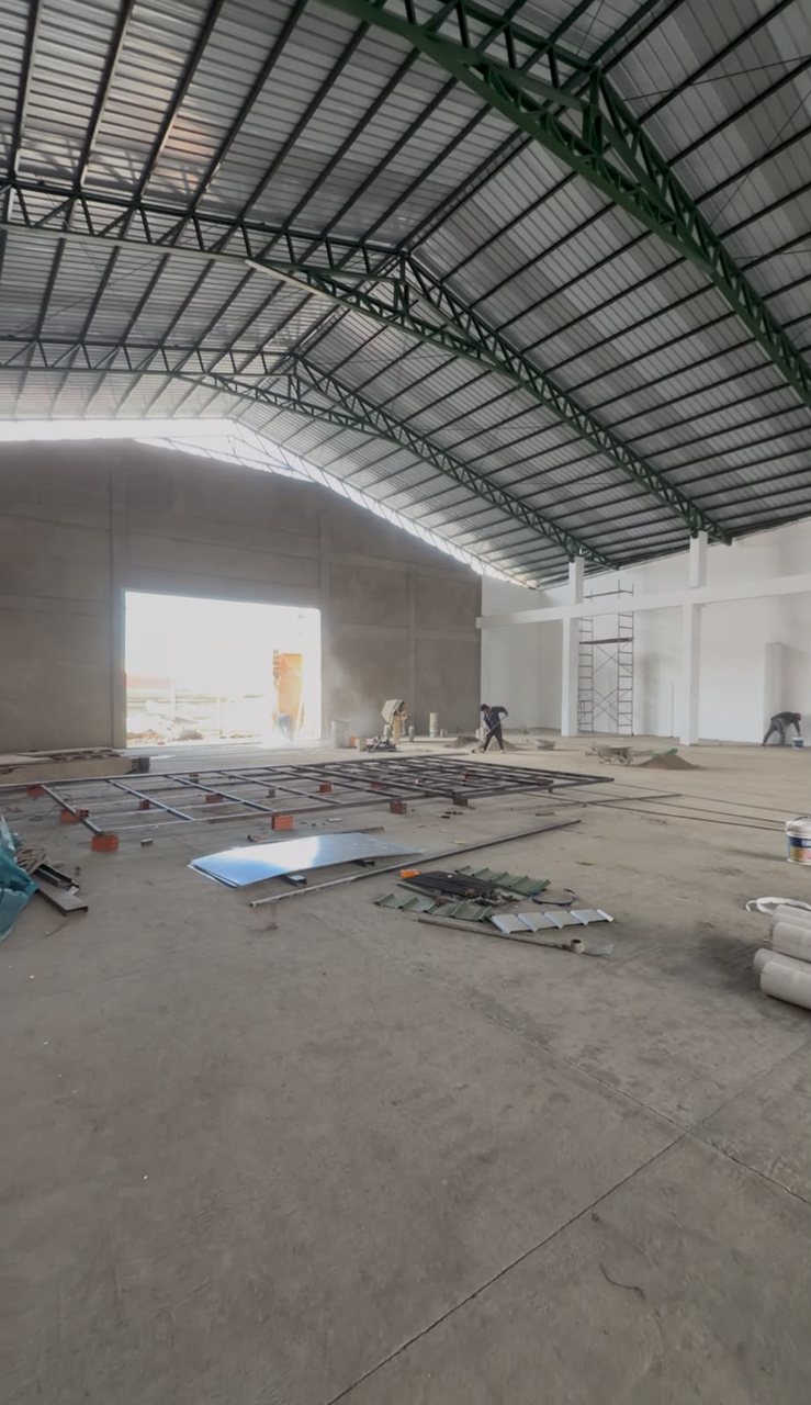 Interior de nave industrial con cubierta curva terminada