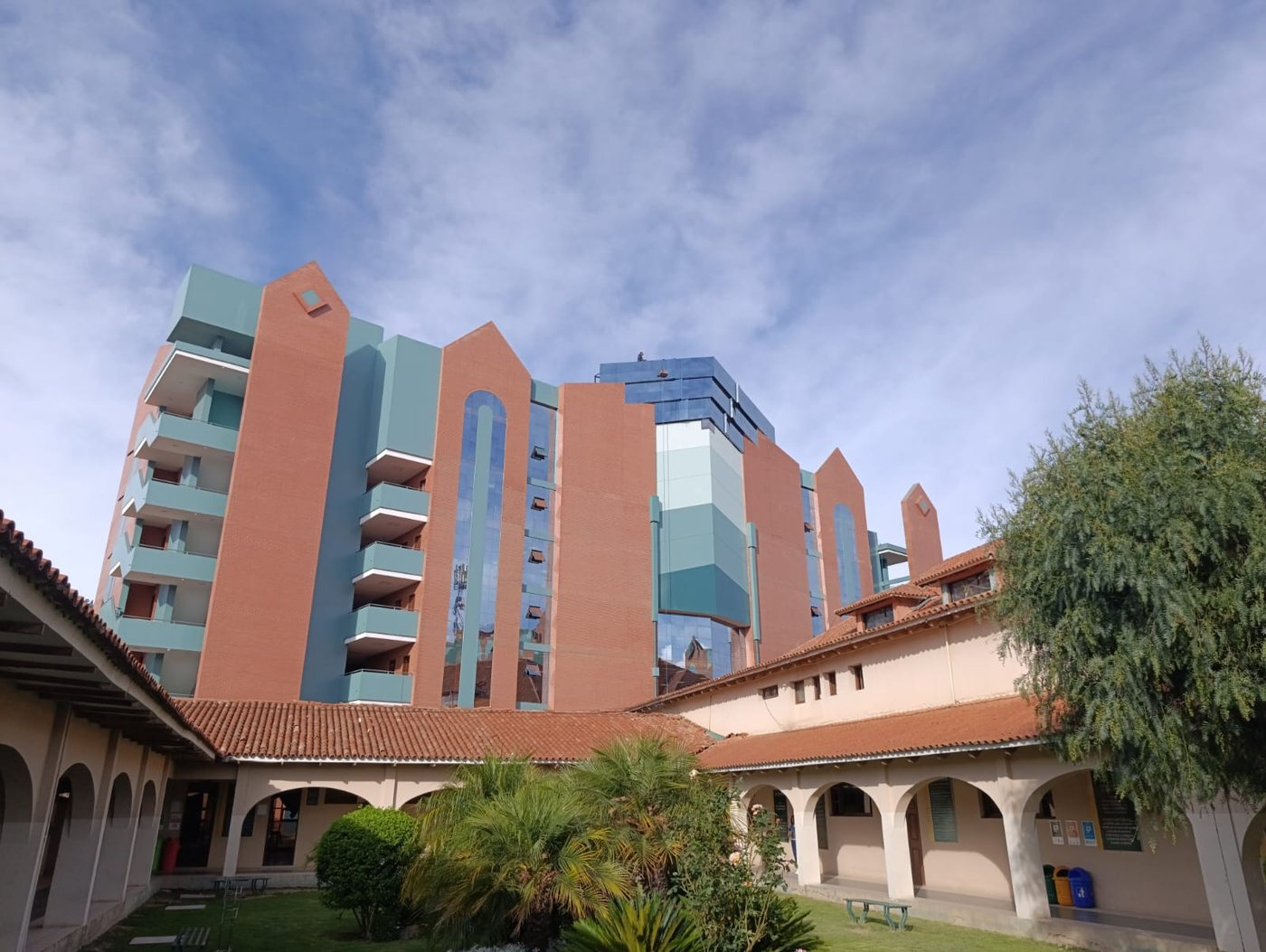 Campus de Udabol Cochabamba con la torre terminada