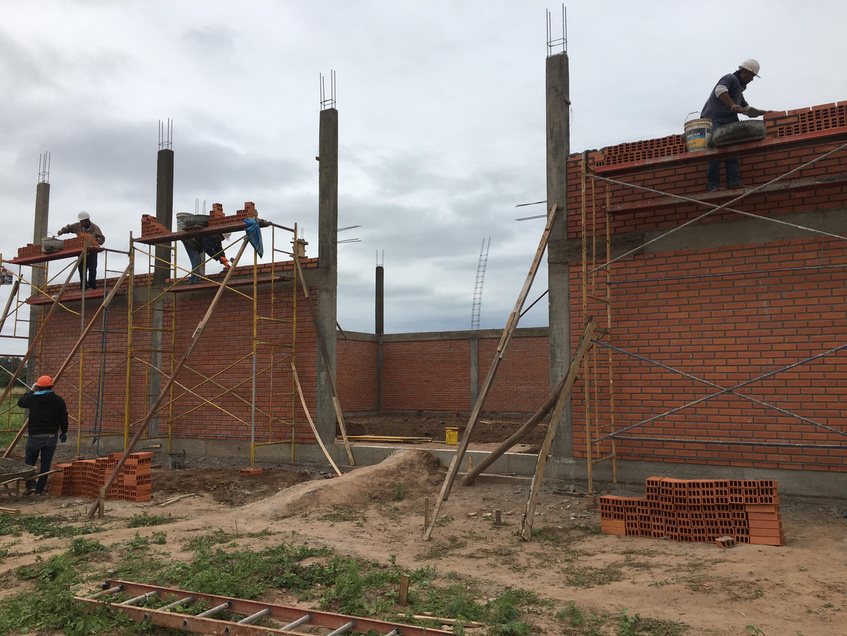 Vivienda en obra gruesa con columnas de hormigón